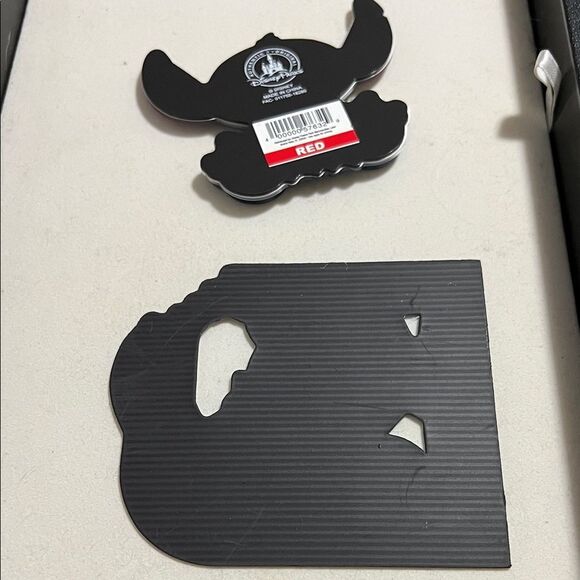 Disney Stitch pass holder magnet lot - Picture 4 of 4